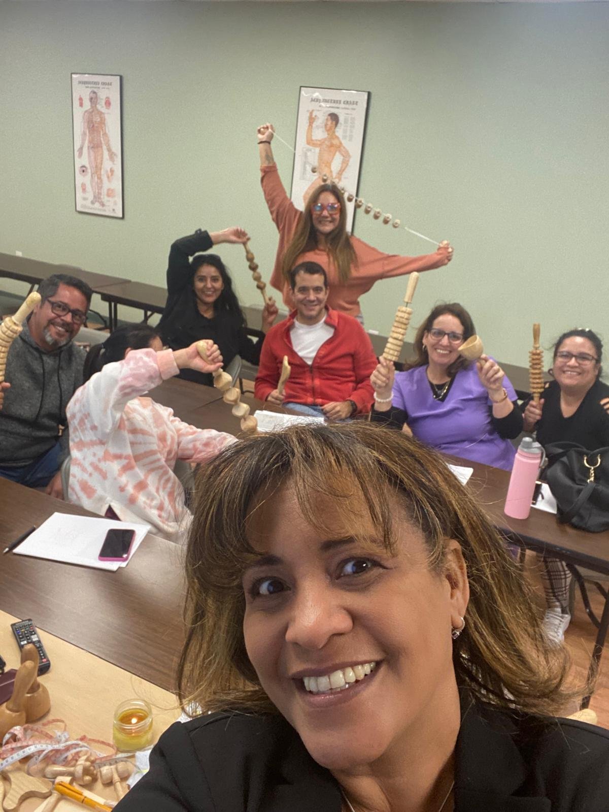 Práctica de maderoterapia en clase